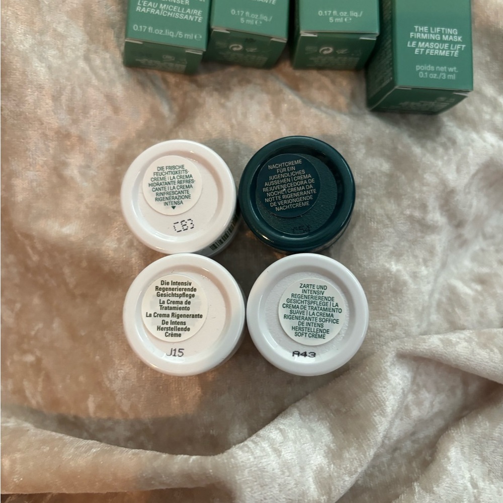 La Mer Skincare Collection with Blue Bag - Picture 4 of 6